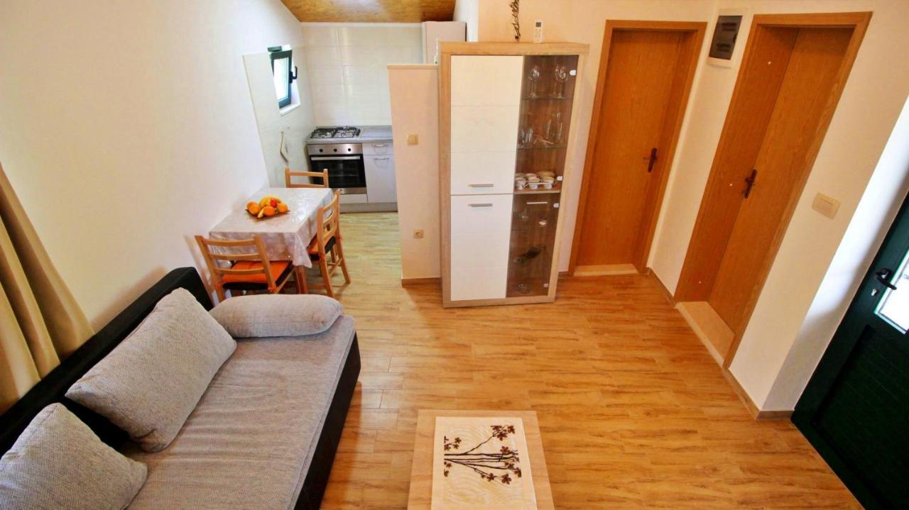 אומיס Holiday Home Jozo מראה חיצוני תמונה
