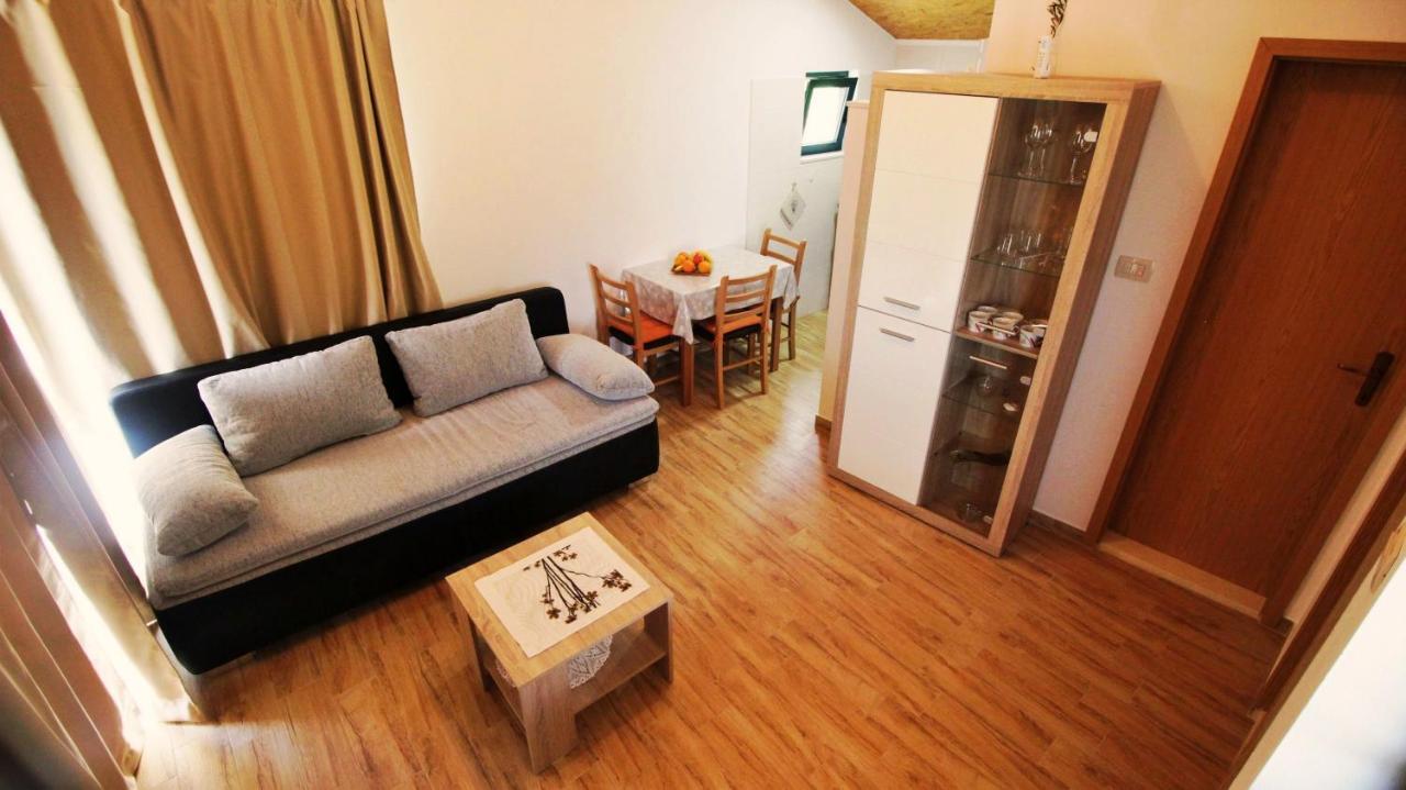 אומיס Holiday Home Jozo מראה חיצוני תמונה