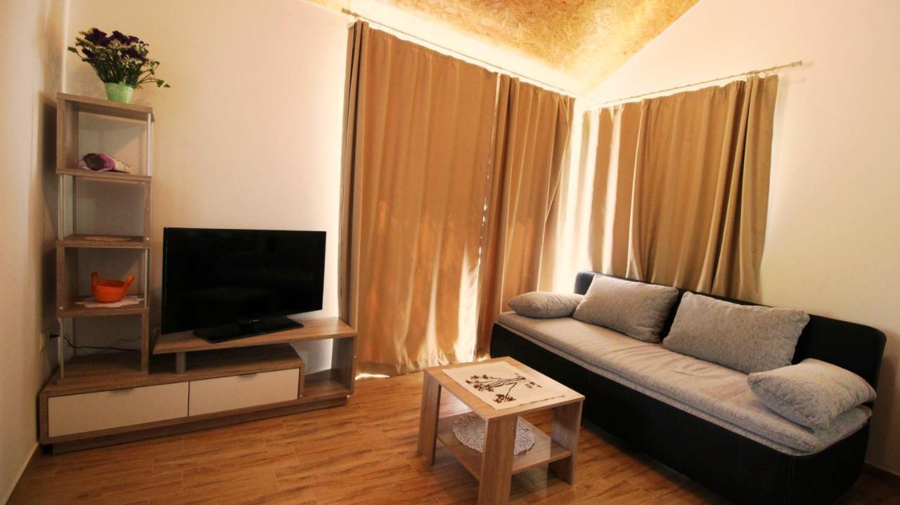 אומיס Holiday Home Jozo מראה חיצוני תמונה