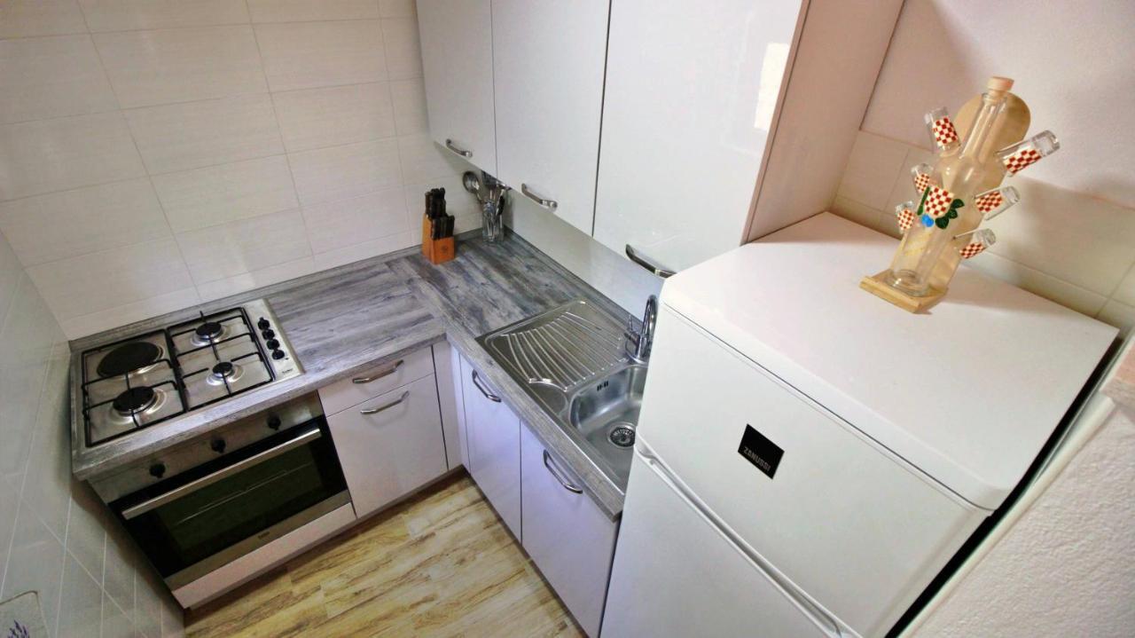 אומיס Holiday Home Jozo מראה חיצוני תמונה