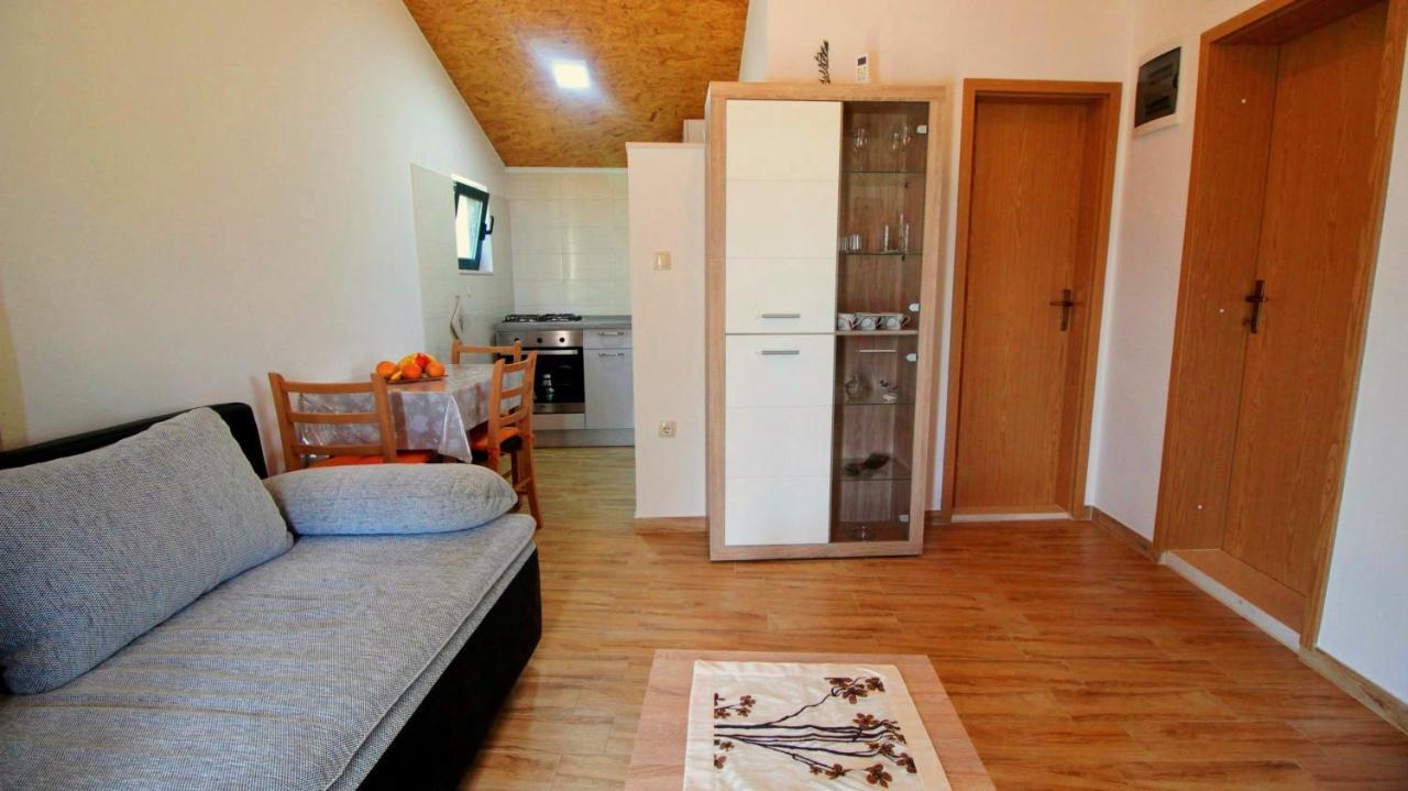 אומיס Holiday Home Jozo מראה חיצוני תמונה