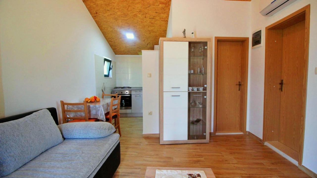 אומיס Holiday Home Jozo מראה חיצוני תמונה
