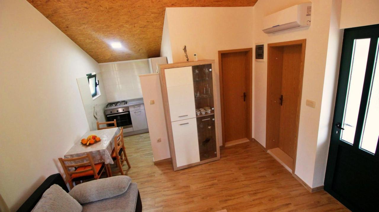 אומיס Holiday Home Jozo מראה חיצוני תמונה